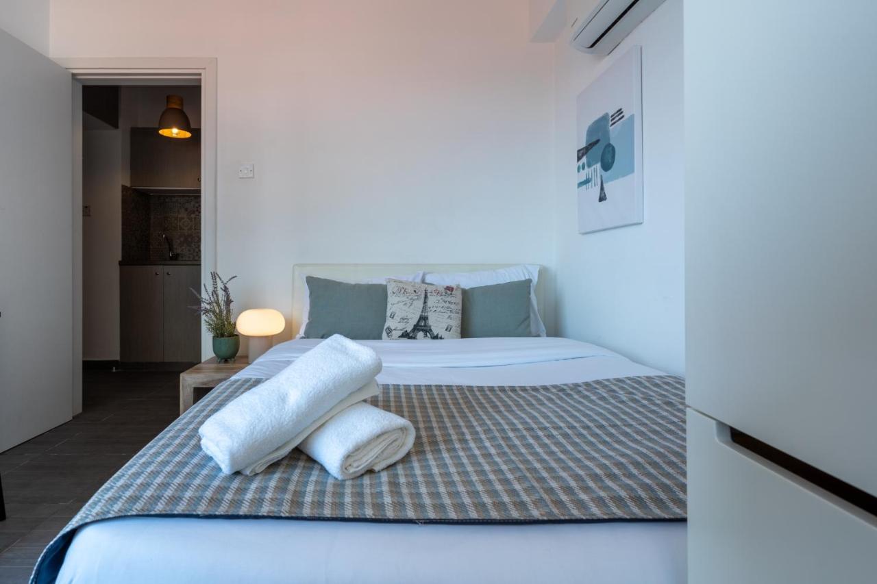 Burst Studio W/ Balcony In Larnaca Exterior photo