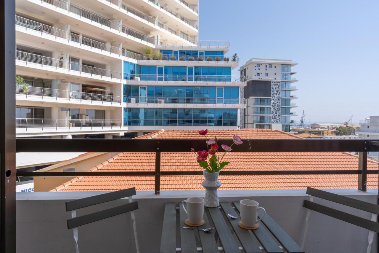 Burst Studio W/ Balcony In Larnaca Exterior photo
