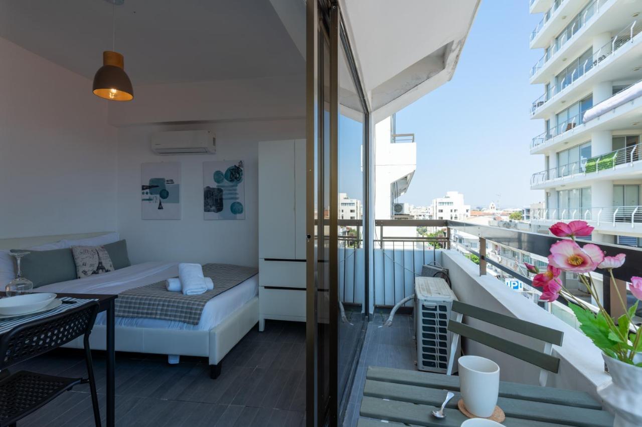 Burst Studio W/ Balcony In Larnaca Exterior photo