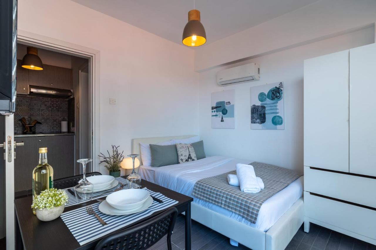 Burst Studio W/ Balcony In Larnaca Exterior photo