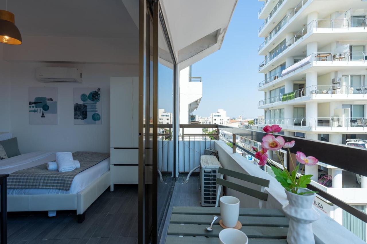 Burst Studio W/ Balcony In Larnaca Exterior photo