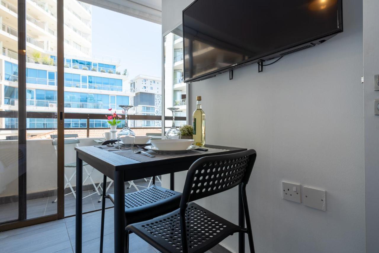 Burst Studio W/ Balcony In Larnaca Exterior photo