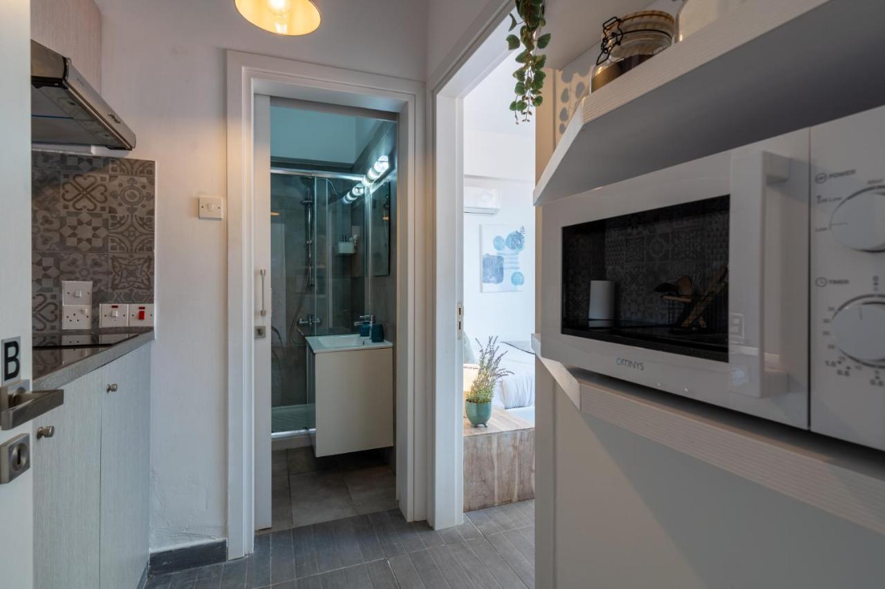 Burst Studio W/ Balcony In Larnaca Exterior photo