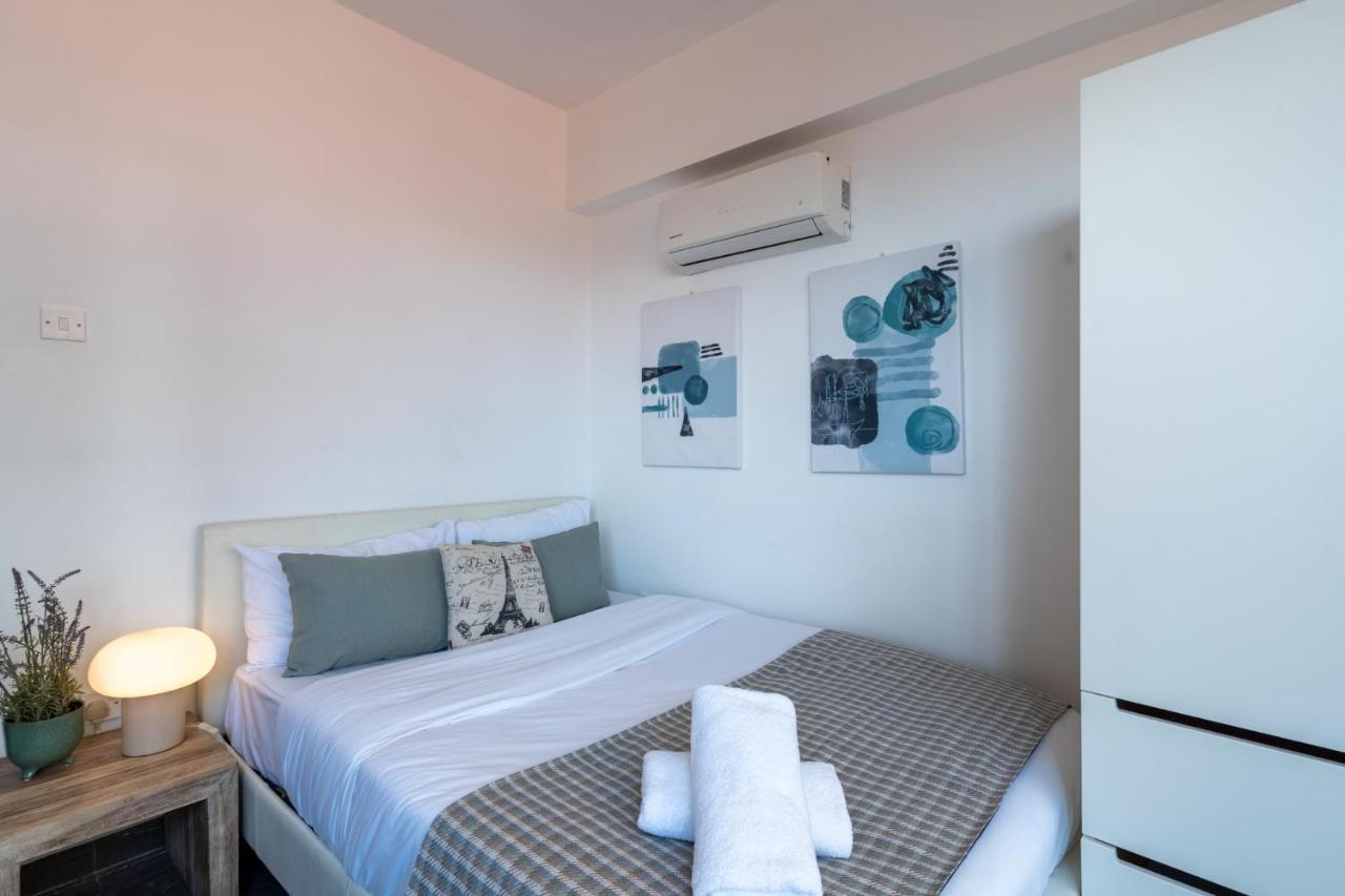 Burst Studio W/ Balcony In Larnaca Exterior photo