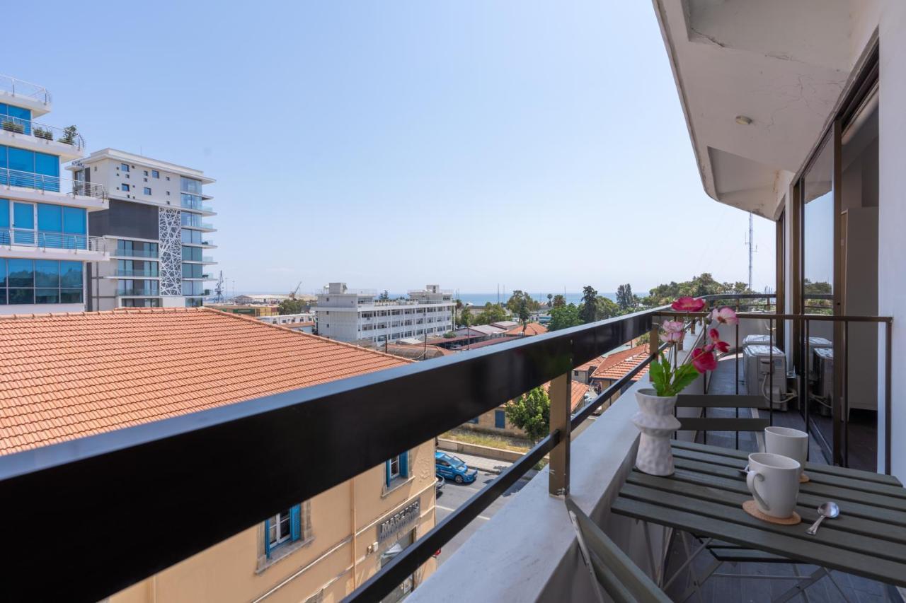Burst Studio W/ Balcony In Larnaca Exterior photo